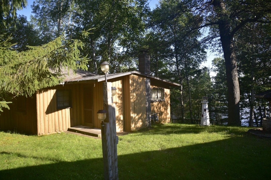 Front view cabin lakehouse